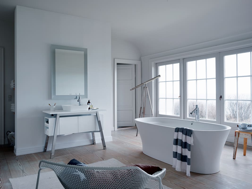 salle de bain moderne épuré blanc avec baignoire à vasque