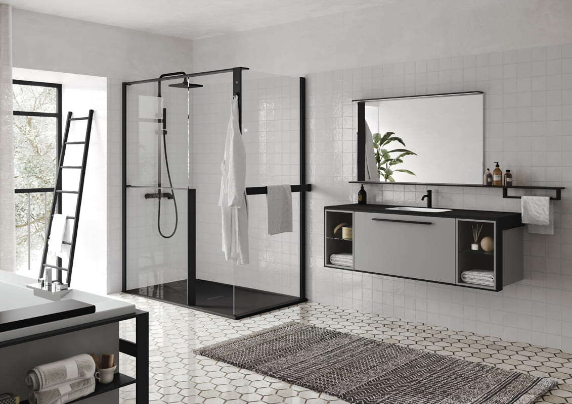 salle de bain noir et blanc dans un style moderne et épuré